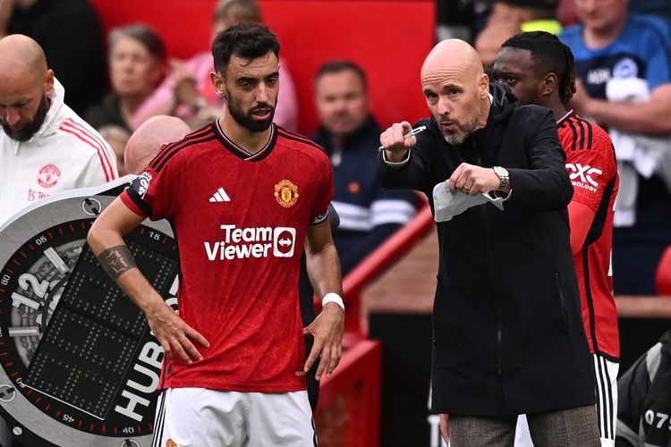 Manajer Manchester United asal Belanda, Erik ten Hag (kanan), memberikan instruksi kepada Bruno Fernandes dalam laga melawan Brighton & Hove Albion pada pekan kelima Liga Inggris 2023-2024 yang digelar di Stadion Old Trafford, Sabtu (16/9/2023).  Man United kalah 1-3 dari Brighton. Terkini, akan tersaji duel Man United vs Galatasaray dalam penyisihan grup Liga Champions di Old Trafford, pada Rabu (4/10/2023) dini hari WIB.