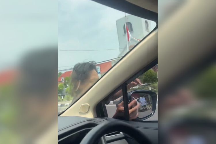 Pemilik mobil merekam aksi yang diduga menabrakan diri di jalan Kesambi Kota Cirebon yang viral di media sosial pada Selasa (16/9/2025) siang.