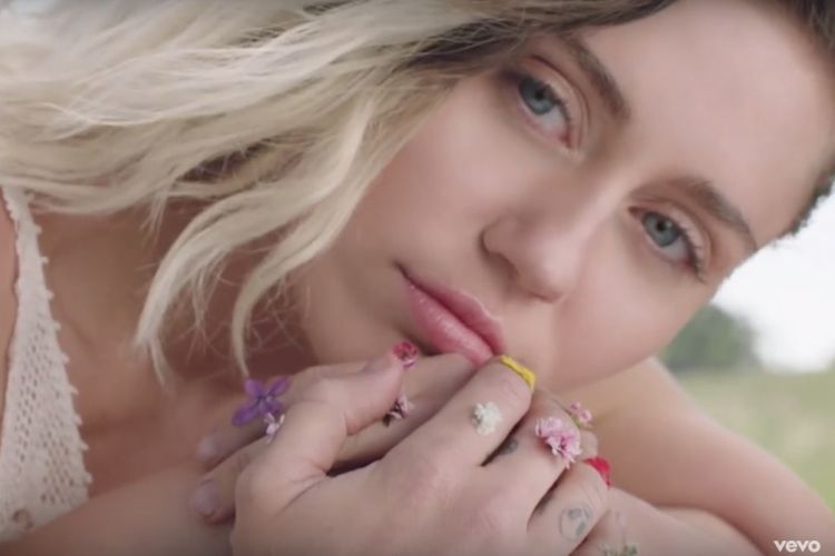 Miley Cyrus tampil beda dalam klip video Malibu.