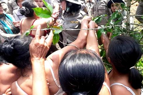 Ibu-ibu Aksi Buka Baju, Demo soal Pengembangan Wisata Danau Toba