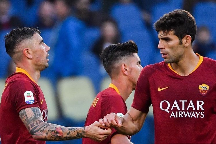 Aleksandar Kolarov dan Federico Fazio merayakan gol pada pertandingan AS Roma vs Cagliari dalam lanjutan Liga Italia di Stadion Olimpico, 27 April 2019. 