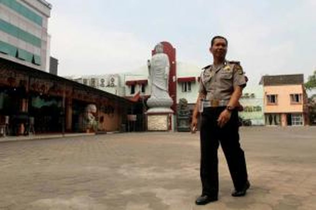 Suasana Vihara Ekayana Buddhist Centre Jakarta Barat, Senin (5/8/2013), pascaledakan ledakan bom pada Minggu malam. Terjadi ledakan bom berdaya ledak kecil di dalam vihara yang melukai tiga orang. Sebuah paket bom ditemukan gagal meledak.