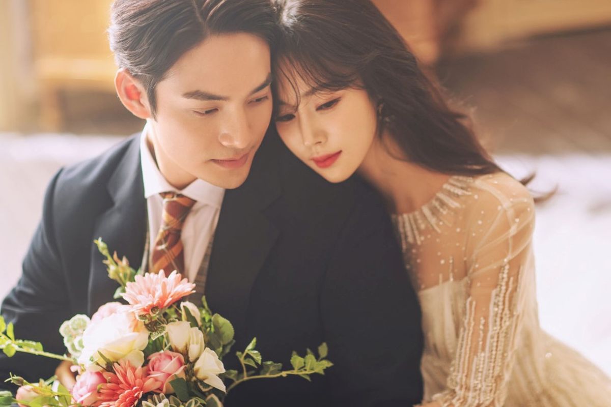 Mengusung konsep Korean aesthetic yang digabungkan dengan pemahaman budaya lokal, Korean Artiz Studio menghadirkan layanan fotografi eksklusif yang berbeda. 