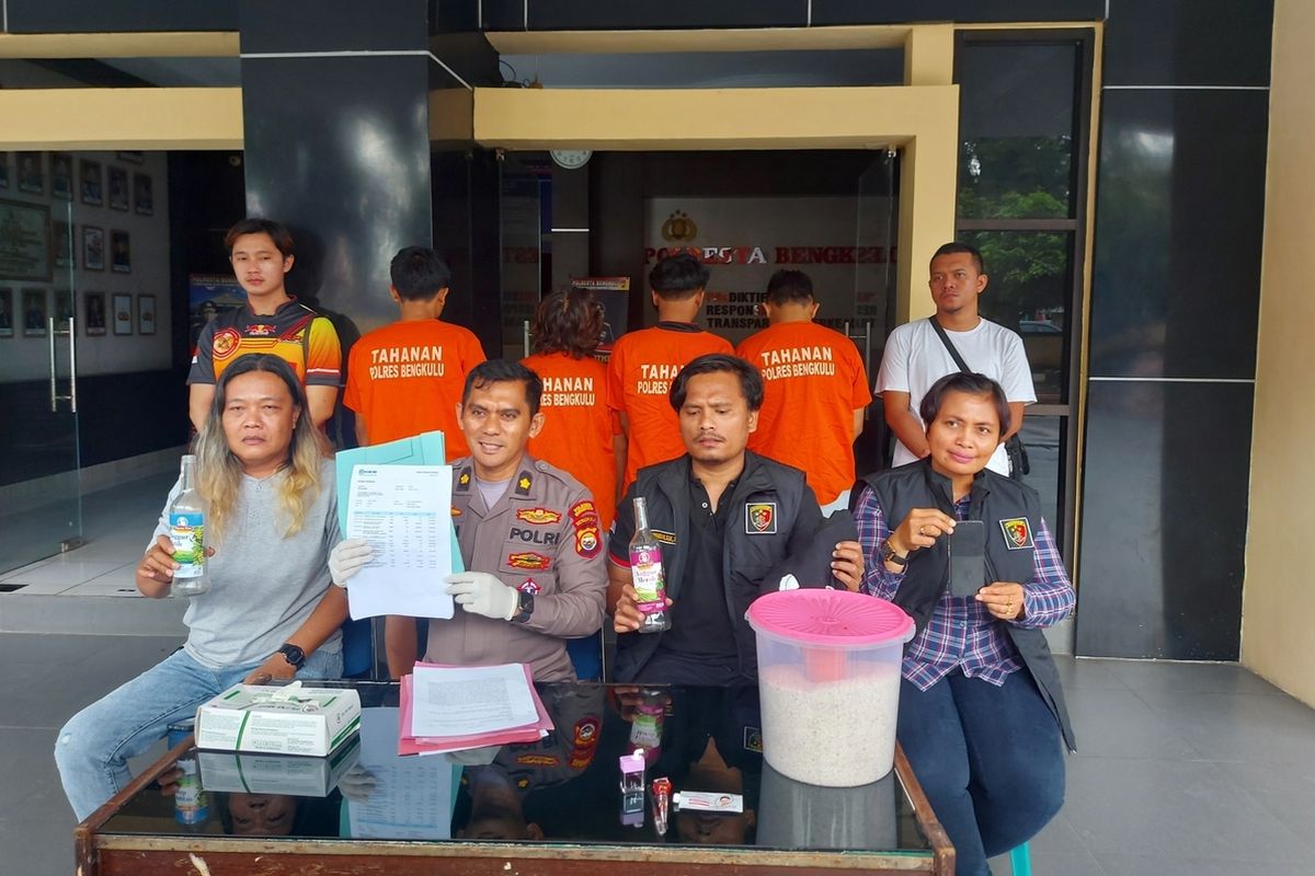 Tiga pria di Kota Bengkulu dibekuk tim Resmob Macan Gading Polrestas Bengkulu karena menjual seorang perempuan usia 15 tahun pada sejumlah lelaki hidung belang, Selasa (17/1/2023).