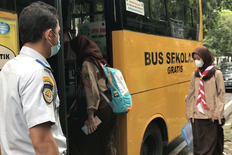 Siswa SMK Negeri 15 Jakarta menggunakan bus sekolah untuk pulang ke rumah setelah melakukan uji coba belajar tatap muka pada Rabu (7/4/2021).