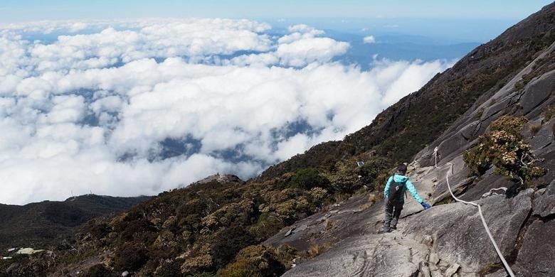 Pendaki berjalan menyusuri tebing Gunung Kinabalu selepas Laban Rata menuju Sayat-Sayat Check Point pada bulan Februari tahun 2015 sebelum gempa bulan Juli 2015. Kini, jalur pendakian berubah menjadi tangga menuju Sayat-Sayat Check Point.
