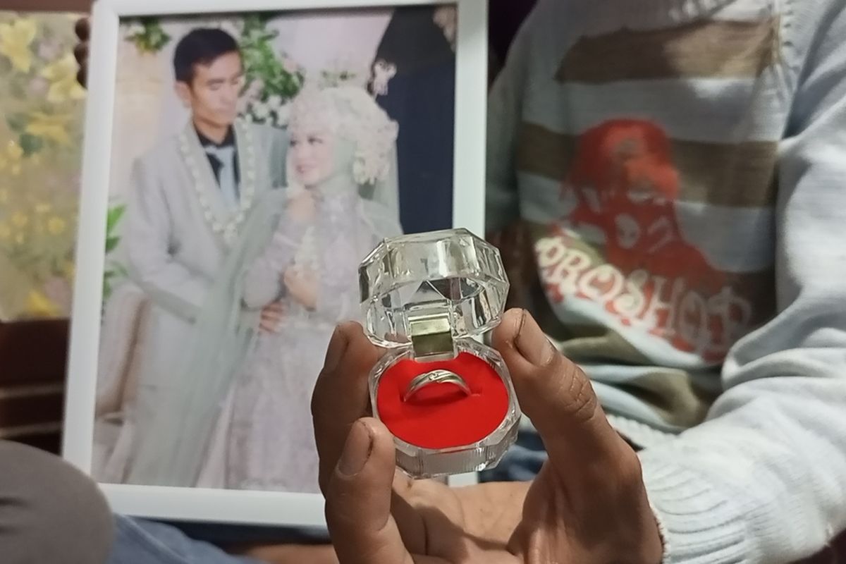 Mustofa (35), pria asal Kelurahan Sukadamai, Kecamatan Tanah Sareal, Kota Bogor, Jawa Barat, yang istrinya Fitri Sandayani (22) dinyatakan menghilang sedang melihat kenangan foto-foto pernikahan saat di rumahnya, Rabu (11/10/2023) malam.