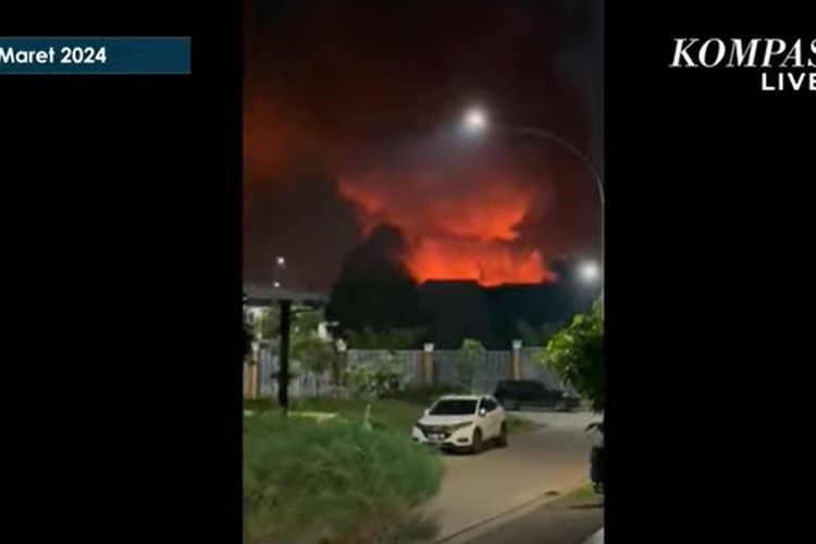 Gudang peluru TNI yang berada di perbatasan Ciangsana Gunung Putri, Kabupaten Bogor, dengan Bantar Gebang, Kota Bekasi, Jawa Barat, mengalami kebakaran, Sabtu (30/3/2024) sekitar pukul 18.30 WIB.
