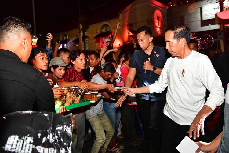 Presiden RI Joko Widodo menyapa ribuan warga, pedagang, dan wisatawan yang berada di Jalan Malioboro, Kota Yogyakarta, Sabtu (26/5/2024) malam.