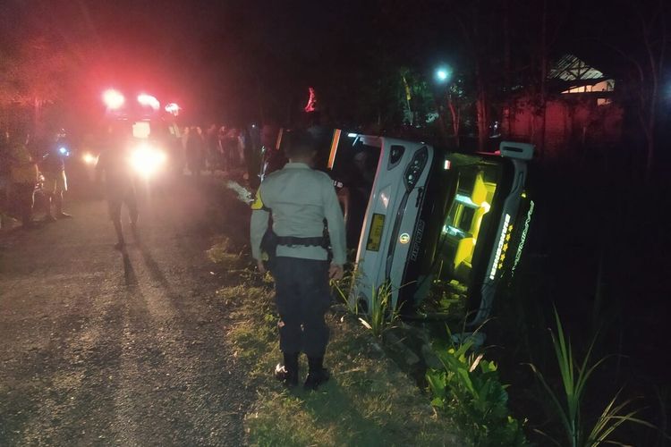 Bus Terguling di Sekitar Goa Tanding, Gunungkidul Sabtu (18/9/2021)