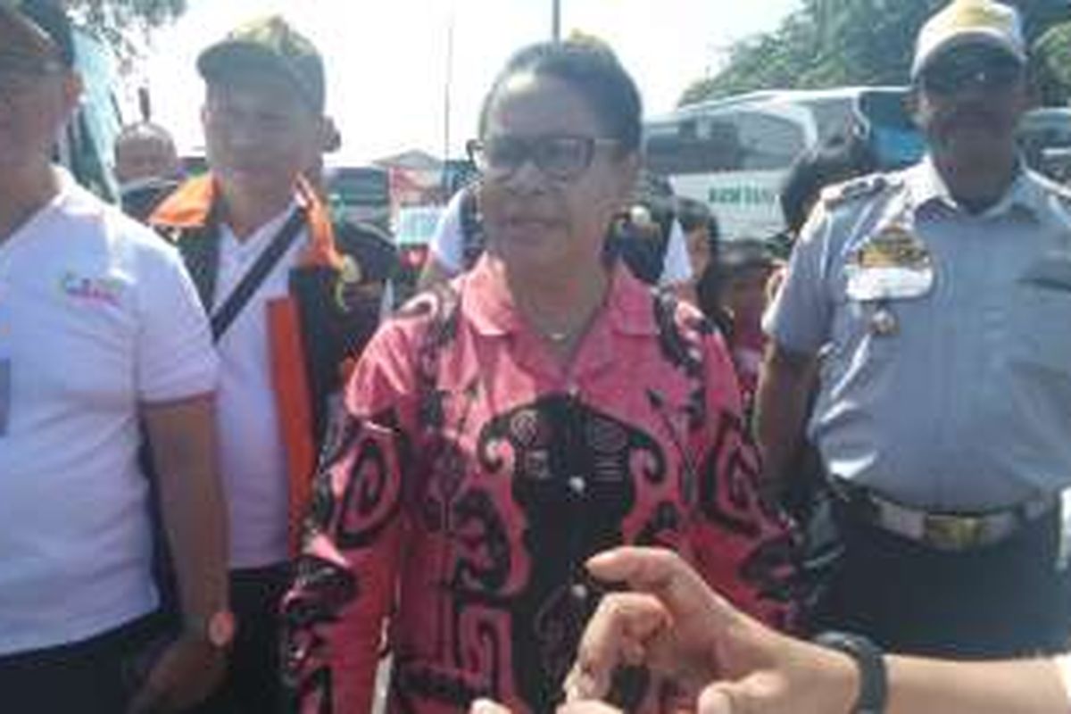 Menteri Pemberdayaan Perempuan dan Perlindungan Anak (PPPA) Yohana Yembise mengunjungi Terminal Pulogadung di Jakarta Selatan, Senin (4/7/2016) siang.