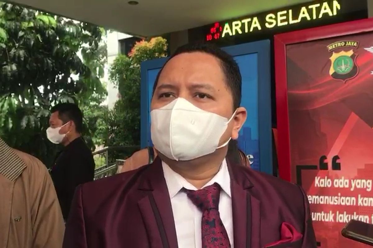 Pengacara Pitra Romadoni saat mendampingi kliennya yang menjadi korban investasi bodong berkedok cryptocurrency di Polda Metro Jaya, Jumat (5/11/2021).