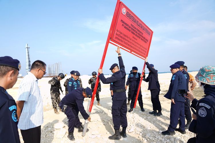 KKP beserta Polisi Khusus PWP3K dan pemerintah daerah melakukan penyegelan sementara proyek tambang nikel PT Baoshuo Taman Industry Invesment Group (BTIIG) yang tak kantongi izin lengkap usaha, Morowali, Sulawesi Tengah, Kamis (16/3/2023).