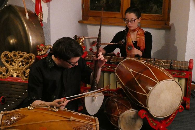 Para penabuh gamelan yang mengiringi pertunjukan wayang kulit dengan lakon Culik Dewi Sinta pada Sabtu (23/2/2019) di kota Sion, Swiss seluruhnya adalah siswa sekolah musik di kota tersebut.