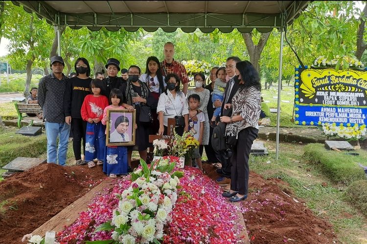 Keluarga dan kerabat dekat Eddy Gombloh saat berpose bersama di TPU Tegal Alur, Kalideres, Jakarta Barat, Jumat (5/8/2022). Eddy Gombloh meninggal dunia pada Kamis (4/8/2022) di Rumah Sakit Umum Pusat (RSUP) Dr Sardjito, Yogyakarta. 