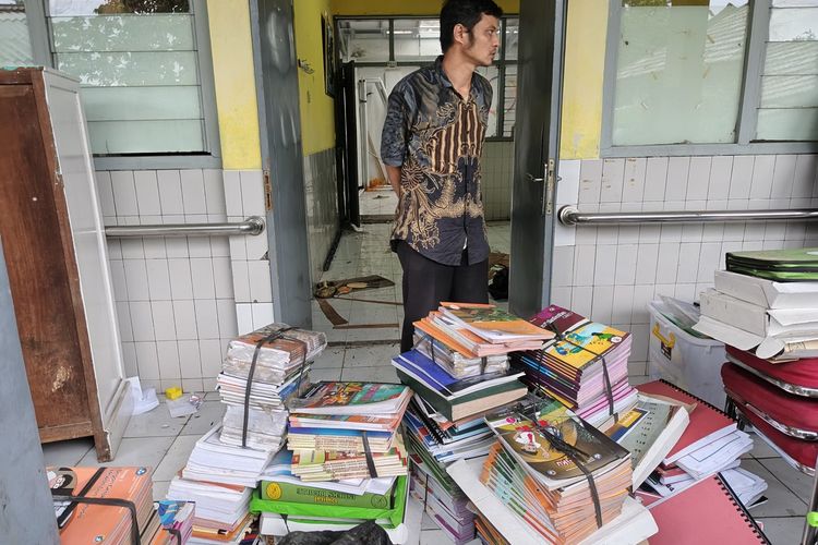 Barang-barang milik Sekolah Luar Biasa (SLB) Negeri Pajajaran, Kota Bandung yang sedang dipindahkan karena bangunan sekolah tersebut dibongkar untuk dijadikan Sekolah Rakyat, Jumat (16/5/2025).