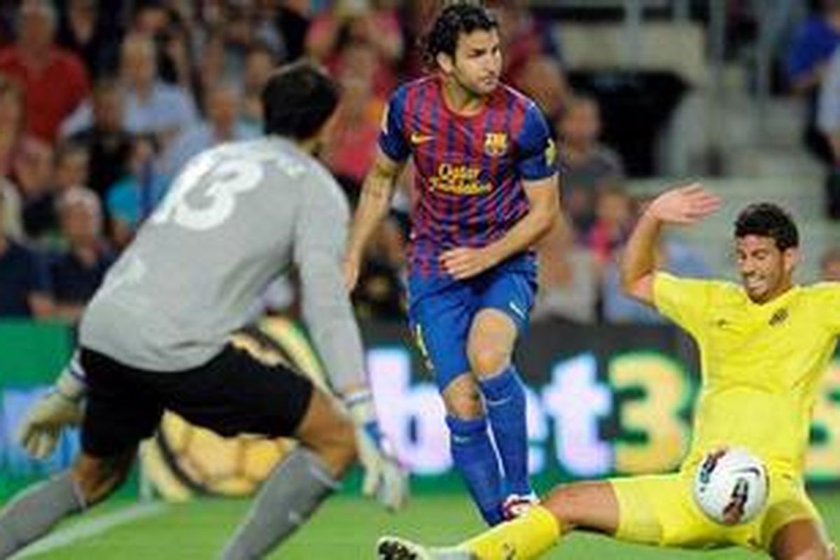 Gelandang Barcelona, Cesc Fabregas (tengah), pada pertandingan Liga BBVA melawan Villarreal, di Camp Nou, Senin (29/8/2011). 
