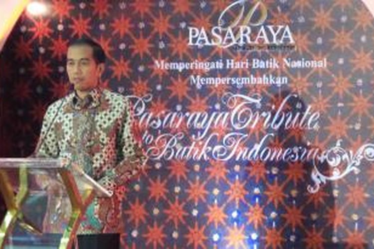 Gubernur DKI Jakarta Joko Widodo menghadiri acara peringatan Hari Batik Nasional di Pasar Raya Blok M, Jakarta, Kamis (2/10/2014).
