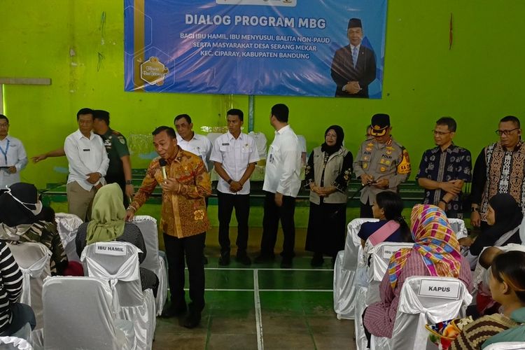 Menteri Kependudukan dan Pembangunan Keluarga atau Kepala Badan Kependudukan dan Keluarga Berencana Nasional (Kemendukbangga/BKKBN) Wihaji, saat melakukan dialog dengan Ibu Hamil di Desa Sarangmekar, Kecamatan Ciparay, Kabupaten Bandung, Jawa Barat, Selasa (18/2/2025)