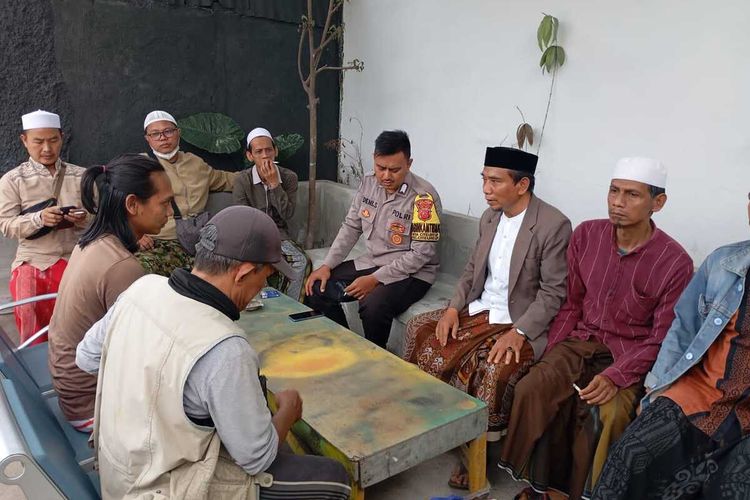 Sejumlah santri dimediasi usai penggerudukan kontrakan yang diduga jadi tempat prostitusi di Citeureup, Kabupaten Bogor, Jawa Barat, Minggu (4/8/2024).