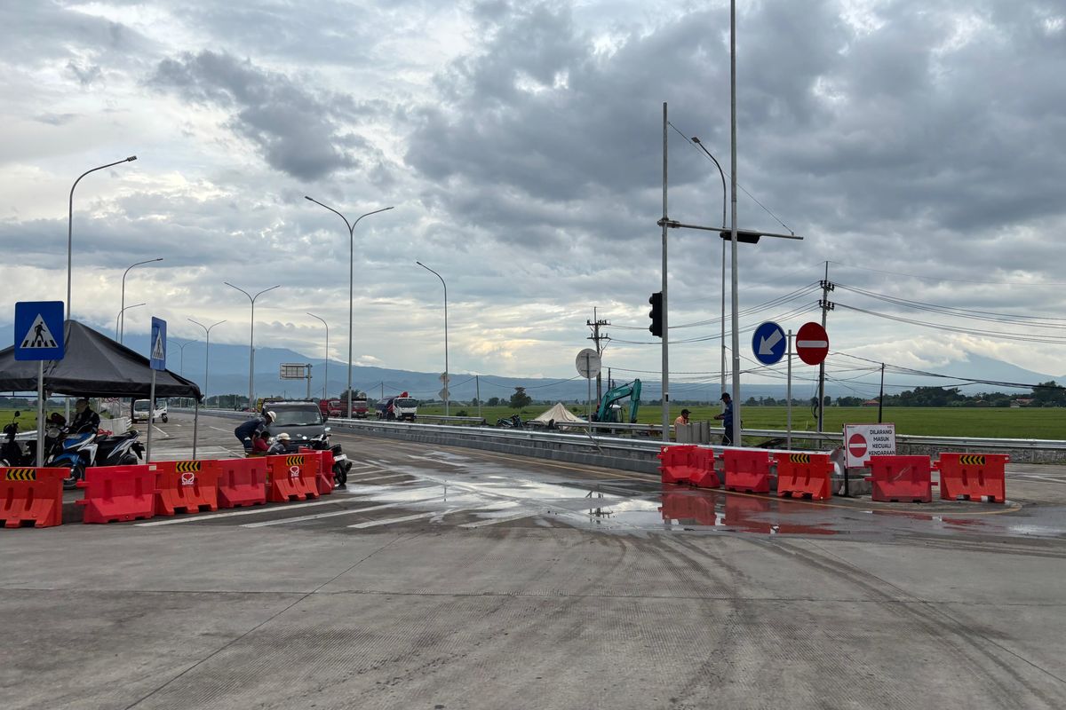 Salah satu gerbang tol di Kabupaten Probolinggo, yakni GT Kraksaan, terus dipersiapkan untuk menyambut pemudik dalam momen Lebaran 2025. Tampak barikade masih dipasang untuk melengkapi sarana prasaran pada Rabu (19/3/2025) sore. 
