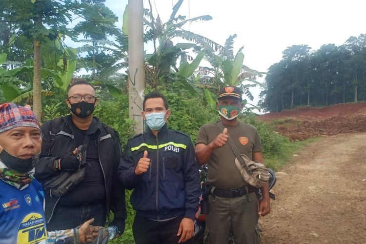 Anggota Polsek Ciampel dan perangkat Desa Mulyasejati saat menolong pemudik yang tersesat di Hutan Kutatandingan, Karawang, Jawa Barat, Sabtu (30/4/2022).