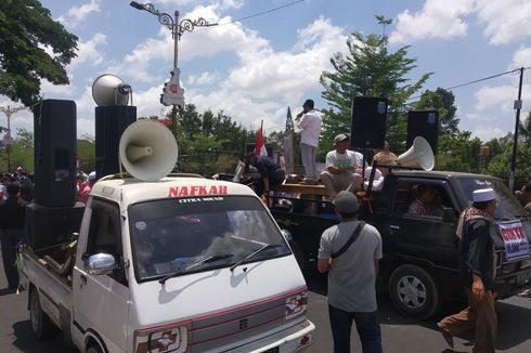 Demo di Kantor Bupati Lombok Tengah, Massa Dukung Pergantian Nama Bandara