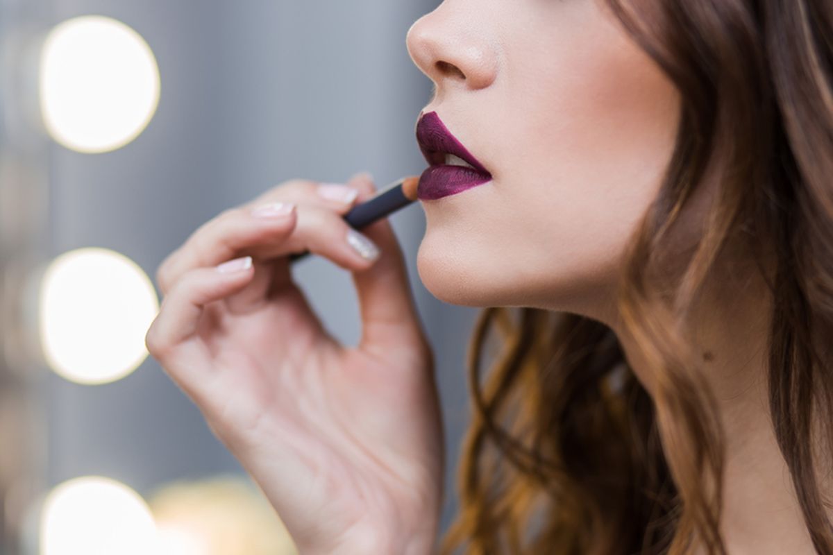 Burgundy adalah salah satu warna lipstik untuk bibir hitam.
