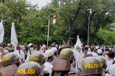   Jakarta Police Pursue Attacker of Policemen During Protests 
