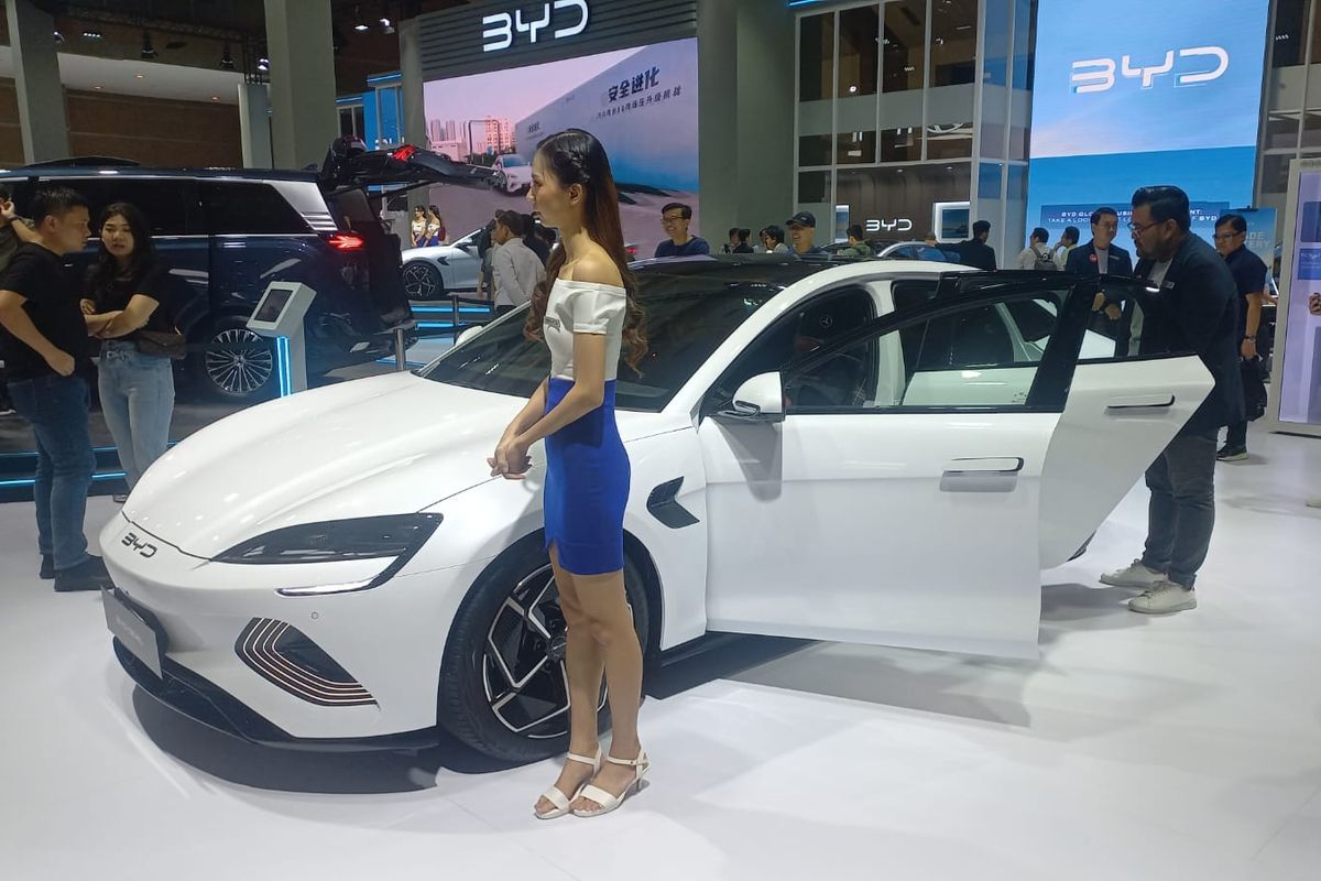 Sedan listrik BYD Seal dikerubuti pengunjung IIMS 2024