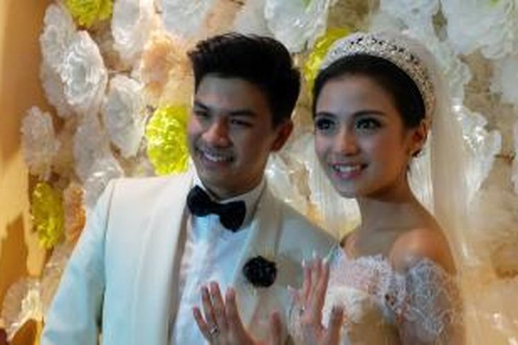 Pasangan artis Glenn Alienskie dan Chelsea Olivia diabadikan saat jumpa pers pernikahannya di ruang jawa, Hotel Borobudur, Jakarta Pusat, (1/10/2015).