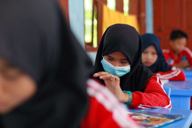 Siswa-siswi SPM Negeri 1 Tebing Tinggi Timur, Sungai Tohor, Kepulauan Meranti, Riau mengikuti sekolah tatap muka Sabtu (13/2/2021). Sejak Januari sekolah ini sudah menerapkan pembelajaran tatap muka dengan sistem shift. Di Sungai Tohor, hingga saat ini belum ditemukan kasus positif Covid-19.