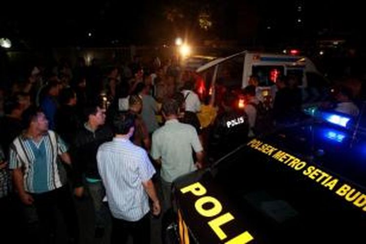 Polisi mengangkat jenazah Bripka Sukardi, korban penembakan di depan gedung Komisi Pemberantasan Korupsi, Jalan HR Rasuna Said, Kuningan, Jakarta Selatan, Selasa (10/9/2013). Dari TKP ditemukan tiga buah selongsong peluru.