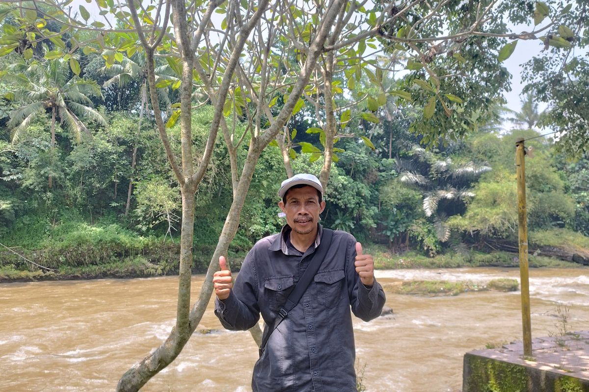 Nuryana berfoto dengan latar belakang Sungai Elo