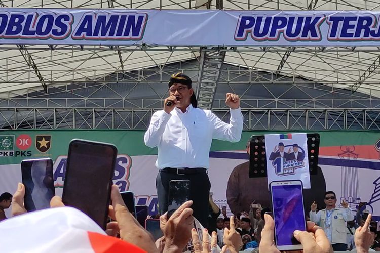 Capres nomor urut 01 Anies Rasyid Baswedan dalam orasi politiknya saat kampanye akbar di Kabupaten Tulungagung Jawa Timur, Jumat (09/02/2024).