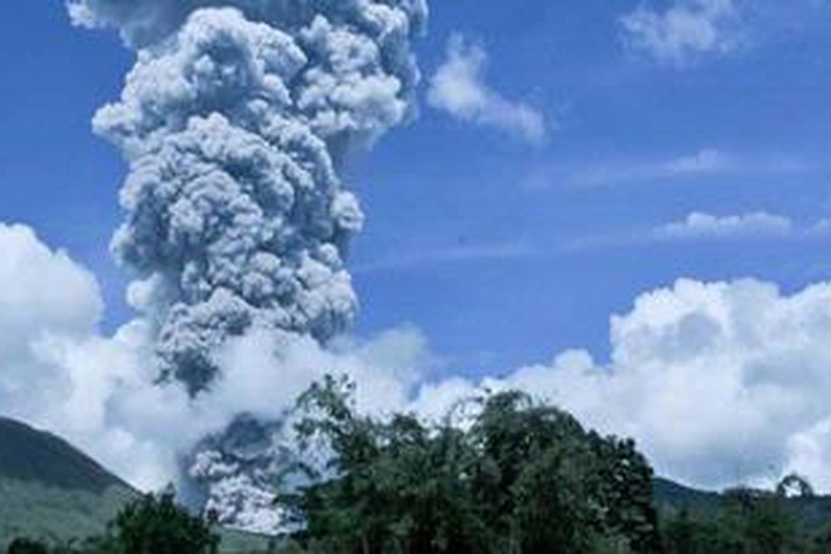 Ilustrasi. Letusan Gunung Lokon beberapa waktu lalu.