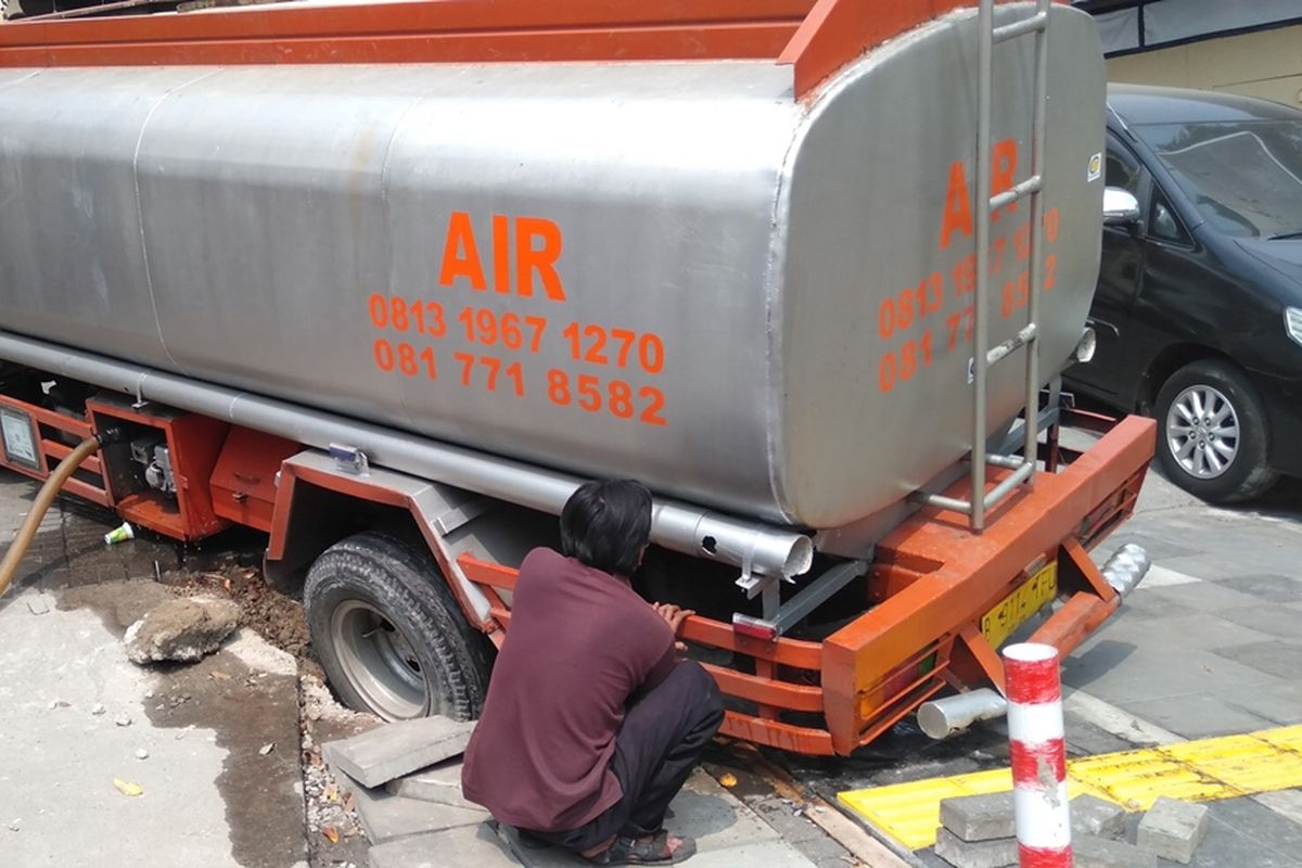 Roda truk jeblos di trotoar Jalan Kemang Raya, Jakarta Selatan, Jumat (23/8/2019). Trotoar yang baru dibangun kembali itu jadi rusak lagi.