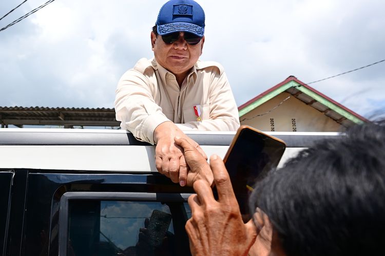 Presiden Prabowo Subianto menyapa masyarakat dari atas mobil dinas Maung Pindad berwarna putih saat kunjungan kerja ke Sumatera Selatan, Rabu (23/4/2025). 