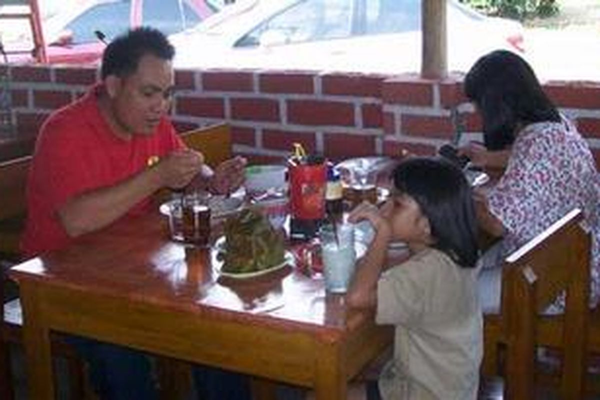 Satu Keluarga tengah menikmati sajian menu Restoran 