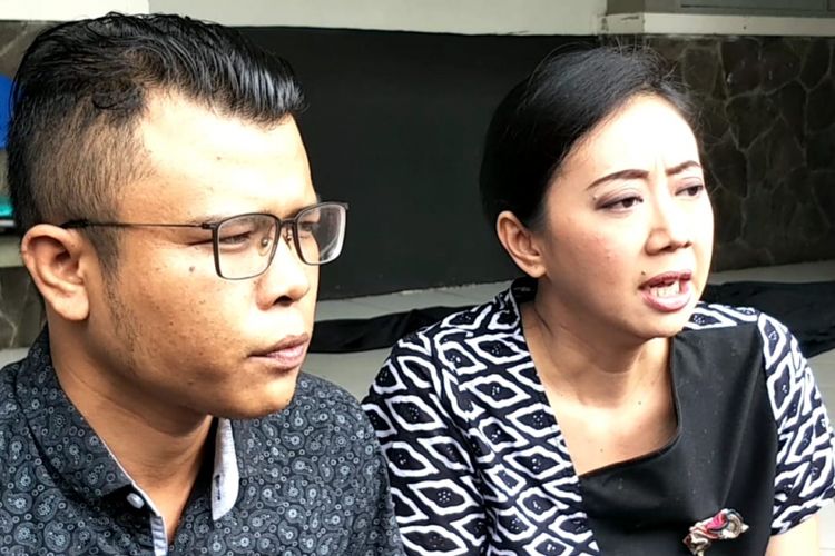 Asri Welas bersama advokat Judika Gultom saat ditemui di Studio Persari, Jagakarsa, Jakarta Selatan, Sabtu (8/12/2018).