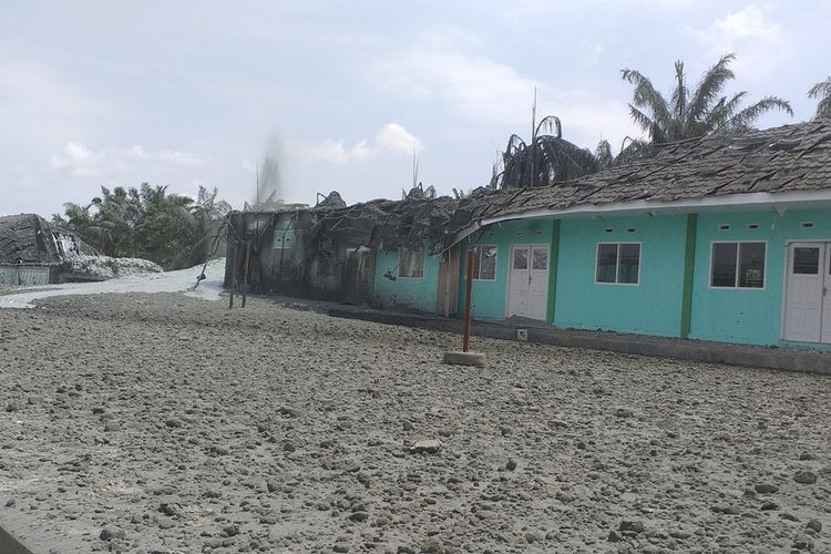 Bangunan Ponpes Al Ihsan Boarding School Riau Kampus 2 rusak berat akibat semburan gas disertai lumpur dan batu di Kelurahan Tuah Negeri, Kecamatan Tenayan Raya, Kota Pekanbaru, Riau, Sabtu (6/2/2021).
