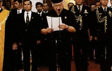 Presiden Soeharto saat mengumumkan mundur dari jabatannya di Istana Merdeka, pada 21 Mei 1998.