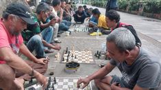 Di Trotoar Juanda Bogor, Warga Ramai Main Catur demi Usir Stres