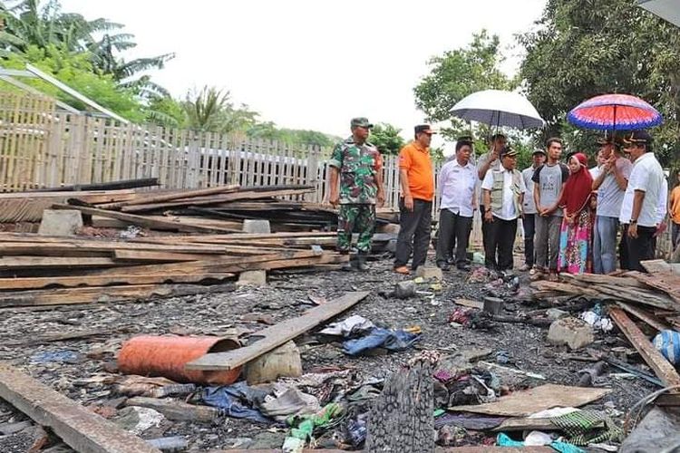 Bupati Sumbawa Barat berikan bantuan korban kebakaran