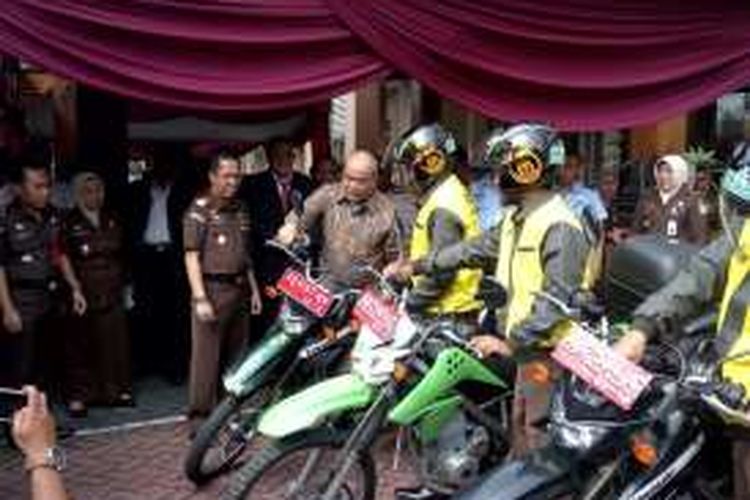 Wakil Gubernur DIY Sri Paduka Paku Alam X saat memeriksa Armada sepeda motor petugas Jak-jek di Kantor Kejati DIY 