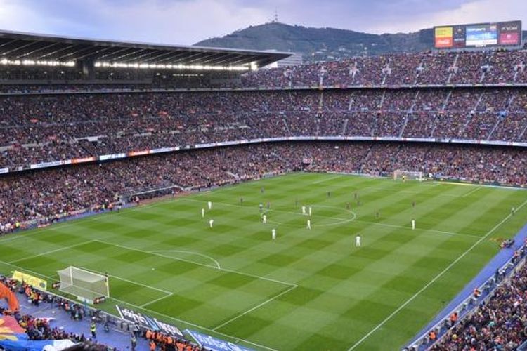Stadion Camp Nou saat sedang dipadati penonton dalam sebuah pertandingan