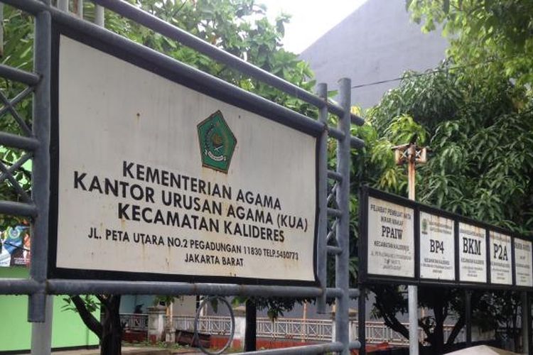 Kantor Urusan Agama (KUA) Kecamatan Kalideres, Jakarta Barat, Kamis (17/12/2015). 


