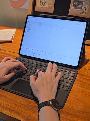 Ilustrasi mengetik menggunakan TouchPad Keyboard di tablet Xiaomi Pad 6S Pro. Keyboard tablet ini bisa dibeli secara terpisah. 