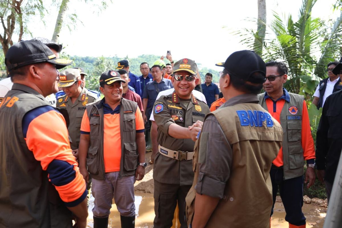 Menteri Dalam Negeri (Mendagri) Muhammad Tito Karnavian meninjau langsung penanganan bencana longsor di Desa Cibeunying, Kecamatan Majenang, Kabupaten Cilacap, Jawa Tengah, Rabu (19/11/2025). 
