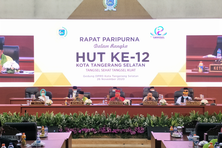 Suasana Rapat Paripurna Hari Ulang Tahun ke-12 Kota Tangerang Selatan di Gedung Dewan Perwakilan Rakyat Daerah (DPRD) Kota Tangerang Selatan, Kamis (26/11/2020)